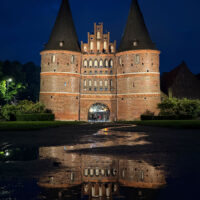 Holstentor bei Nacht (c) woods of voices