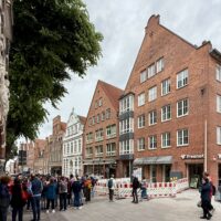 Buddenbrookhaus mit Menschenmenge (c) woods of voices